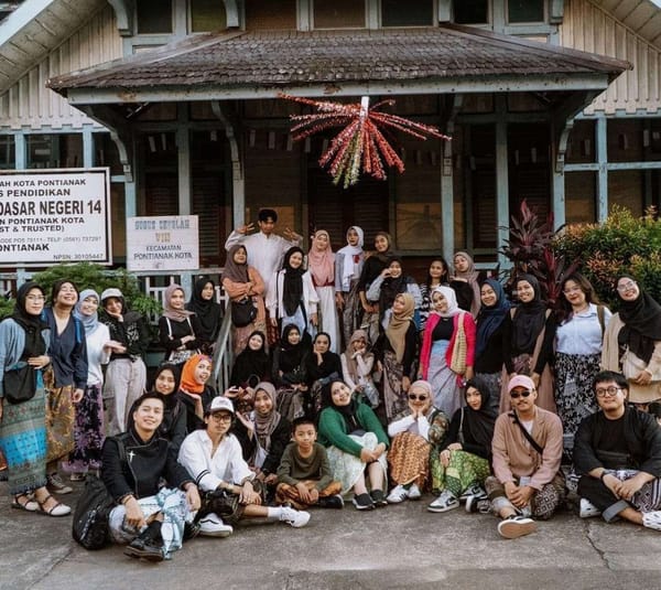 Pemuda Pontianak Rayakan Sumpah Pemuda dengan Berkain di Jalan Kota