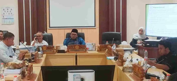 Rapat dengar pendapat antara Komisi B DPRD Kota Surabaya