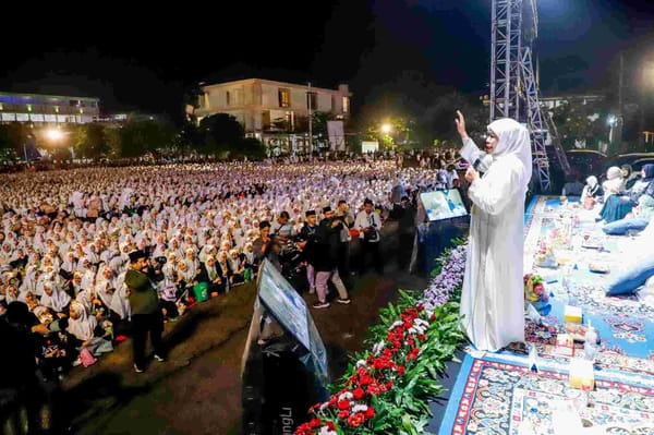 Jelang Hari Santri ke-10 Gubernur Khofifah Hadiri Lirboyo Bersholawat Bersama Habib Syech.
