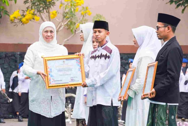 Gubernur Khofifah Pimpinan Apel Hari Santri 2025 Di Ponpes An-Nur Bululawang Malang