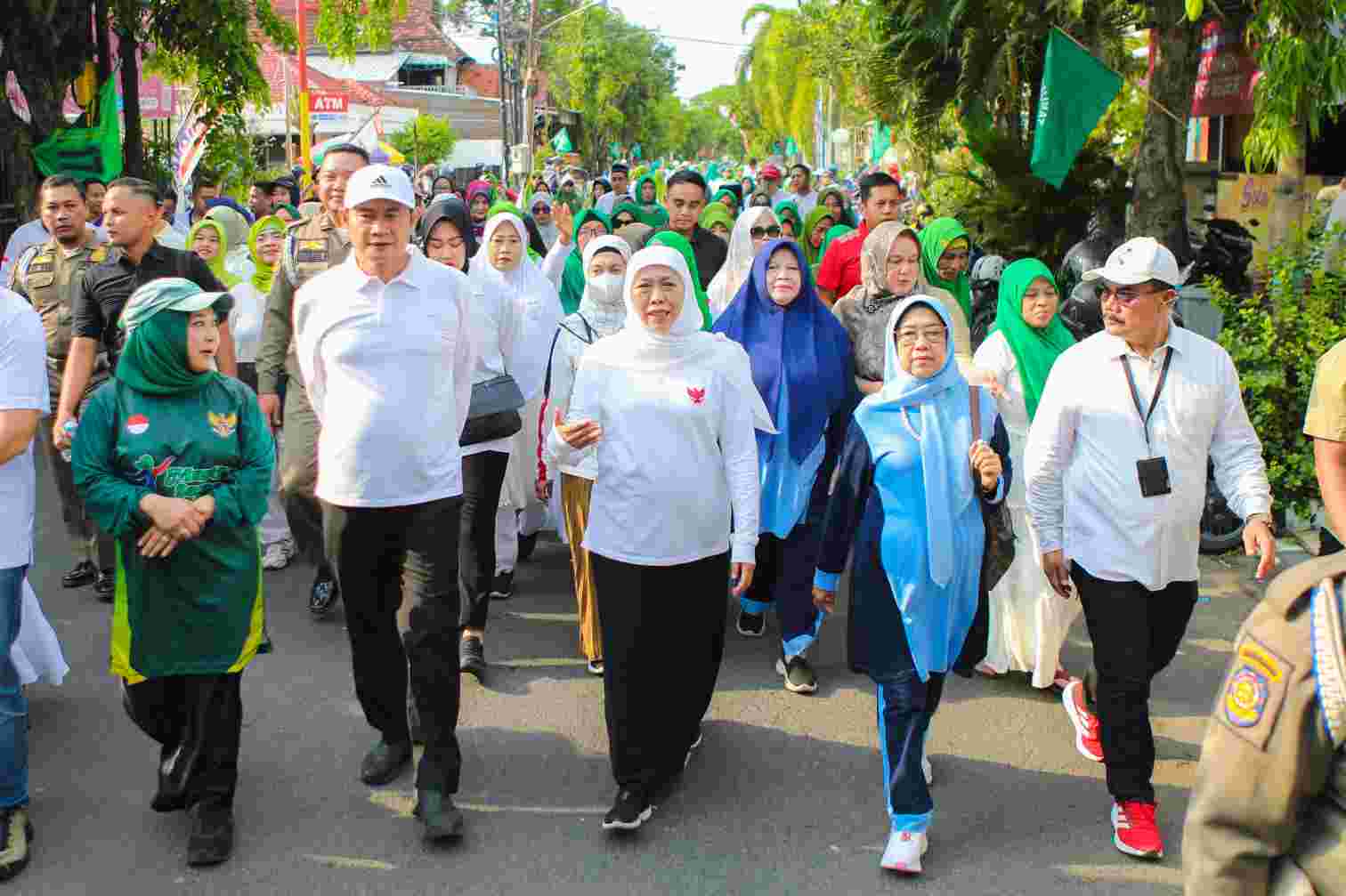 Gubernur Khofifah Hadiri Jalan Sehat Hari Santri 2025 Bersama Ribuan Masyarakat Lamongan