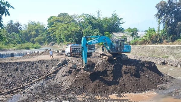 Pemkab Banyuwangi Lakukan Pengerukan di Dasar Bendungan Garit Alas Malang