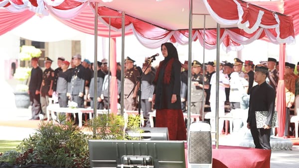 Hari Libur, Ratusan ASN dan Mahasiswa Ikuti Upacara Peringatan Hari Jadi ke 80 Provinsi Jawa Timur