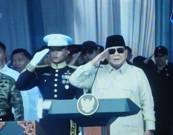 Presiden  Prabowo Saksikan Parade Kapal Perang TNI AL Dan Beri Penghargaan Kepada Purnawirawan TNI