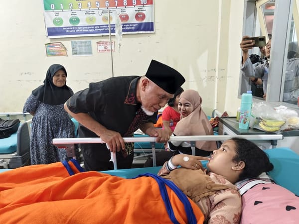 Gubernur Sumbar Mahyeldi, Tinjau Korban Dugaan Keracunan MBG di Kabupaten Agam