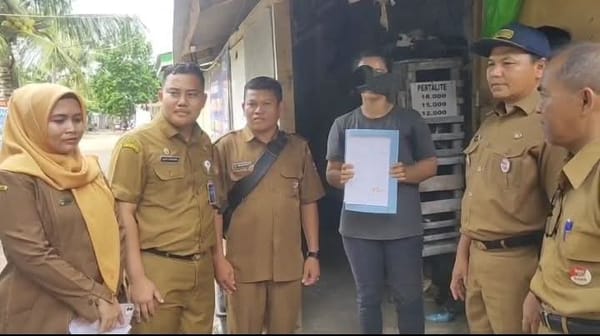 Buang Sampah ke Pantai, Seorang Ibu Rumah Tangga di Padang Ditipiring