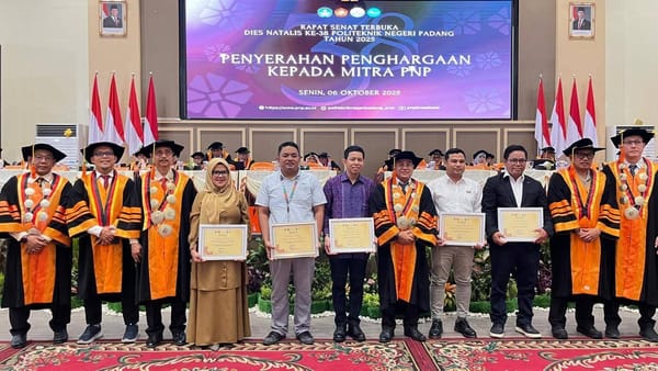 Jadi Tempat Penerapan Ilmu Mahasiswa Magang, Diskominfo Padang Terima Penghargaan dari PNP