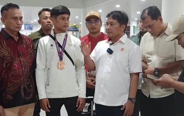 Ketua Umum KONI Sumbar Jemput Juara Dunia Sambo Pertama Indonesia Asal Sumbar