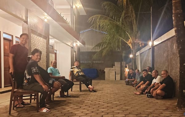 Matangkan Strategi Hadapi Laga Perdana, Ketua KONI Sumbar Gelar Briefing Malam di Teras Hotel