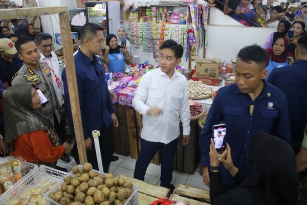 Wapres Gibran dan Gubernur Hendrik Disambut Meriah di Pasar Mardika, Sapa Pedagang dan Tinjau Harga Bahan Pokok