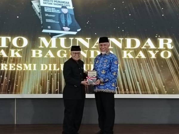 Peluncuran Buku Otobiografi H. Aristo Munandar, Gubernur Mahyeldi: Beliau Sosok Inspiratif yang Layak Diteladani