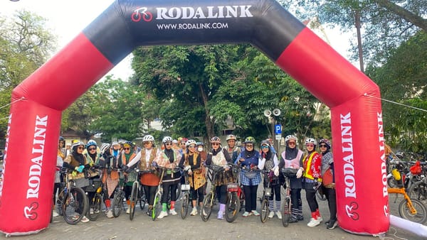 Gowes, Berbatik Jelajahi Kota Solo.