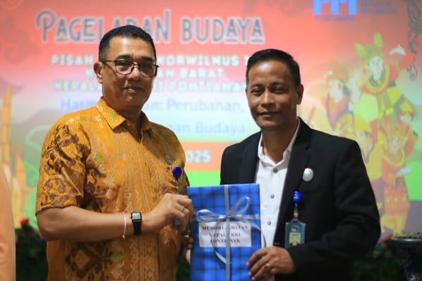Kakorwilnus IX RRI/Kepala LPP RRI Pontianak, Muhsin Zein, SE serahkan memori tugas kepada Feri Widodo, S.Ag
