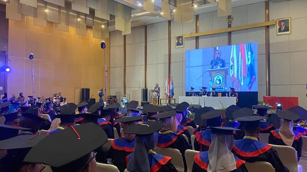 105 Wisudawan Akbara Surakarta, separuh Cumlade