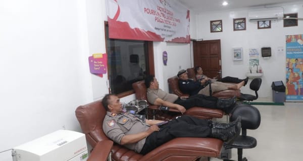 Humas Polres Metro Jakarta Timur Ambil Bagian Aksi Kemanusiaan .