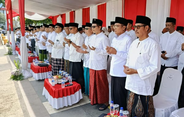 Peringati Hari Santri Nasional, Jajaran Pemkab Jember Ngantor Pakai Sarung