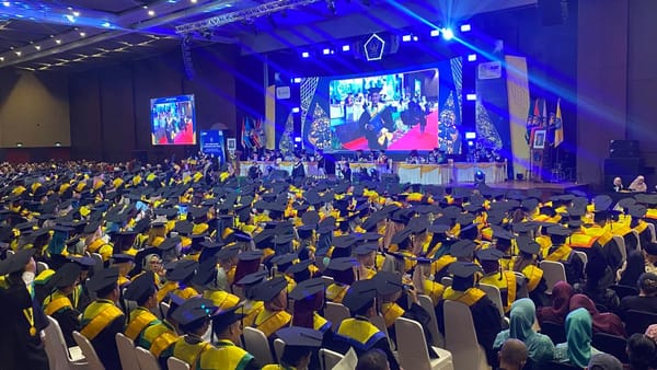 Prof. Sutoyo Beri Pesan Menggetarkan di Wisuda Unisri: “Wisuda Bukan Akhir, Tapi Awal Perjuangan Baru