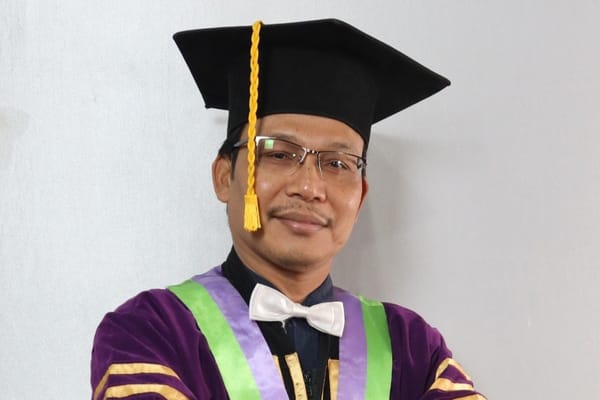 Kecintaannya Terhadap Dunia Bahasa Membuat Ahmad Taufik Menjadi Profesor