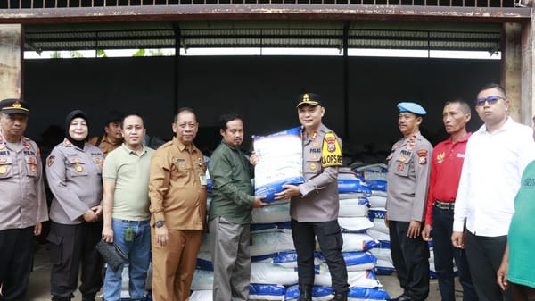 Dukung Program Asta Cita, Kapolres Sumenep Salurkan Bantuan 67,710 Ton Benih Jagung Secara Simbolis Kepada Kelompok Tani