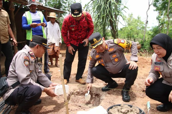 Kapolres Sumenep Letakkan Batu Pertama Bedah Rumah, Wujud Kepedulian Polri untuk Warga Kurang Mampu