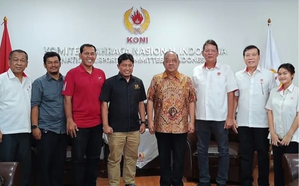 Ketua Umum KONI Pusat Serahkan SK Kepengurusan KONI Sumbar