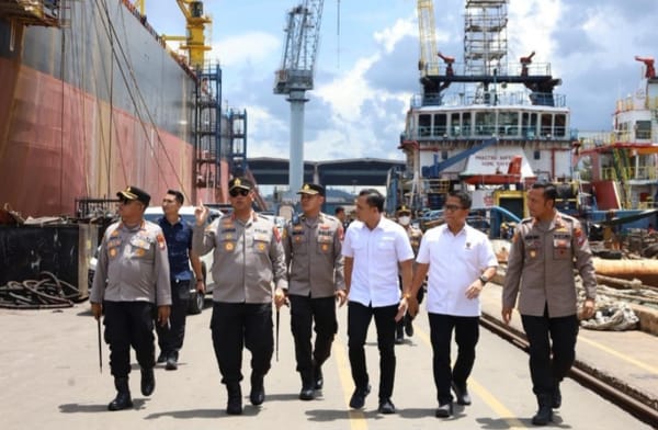 Kapolda Kepri Tinjau Lokasi Kebakaran Kapal Federal II Tanjung Uncang dan Jenguk Korban di Rumah Sakit