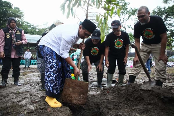 Wagub Jateng Taj Yasin Lakukan Penanaman Pohon Buah di Kawasan Waduk Mrica