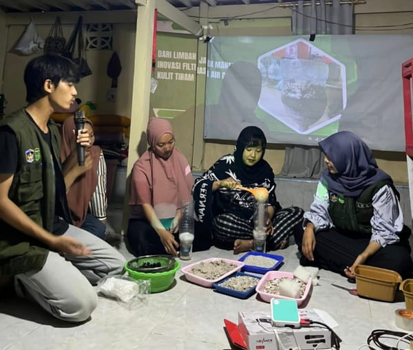 Tim Pelaksana PPK Ormawa Perisai UMI Makassar Olah Kulit Tiram Jadi Filter Air di Desa Ampekale Maros