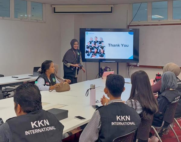 Mahasiswa KKN Internasional Universitas Megarezky Makassar Melakukan Pengenalan Alat Laboratorium dan Penyuluhan Kesehatan