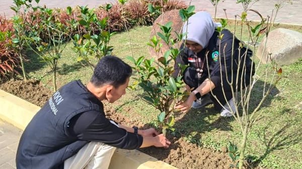 Semangat Peduli Lingkungan Mahasiswa KKN Internasional Universitas Megarezky Makassar Tanam Pohon di Selangor Malaysia