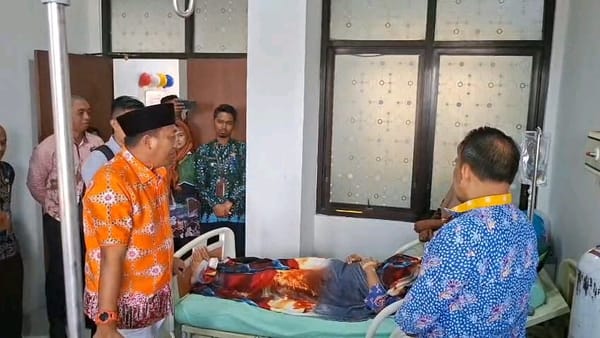 Bupati Situbondo Jenguk Santriwati Korban Asrama Ambruk, Tanggung Penuh Biaya Korban