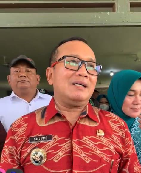 Sujiwo Tinjau Jalan Poros Kubu, Janji Bertahap Perbaiki Infrastruktur