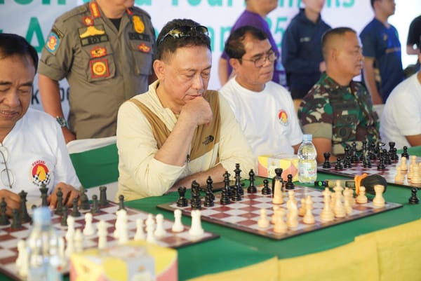 Satu Lawan 28 : Master FIDE Muhammad Kamalsyah Pamer Strategi di Pontianak
