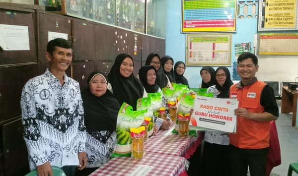 Apresiasi Pengabdian Guru, Rumah Zakat Medan Bagikan Paket Kado Cinta