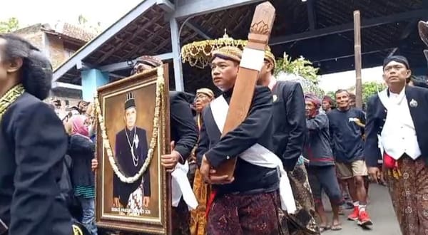 Hujan Gerimis Iringi Pemakaman Raja Keraton Surakarta Pakubuwono XIII di Imogiri