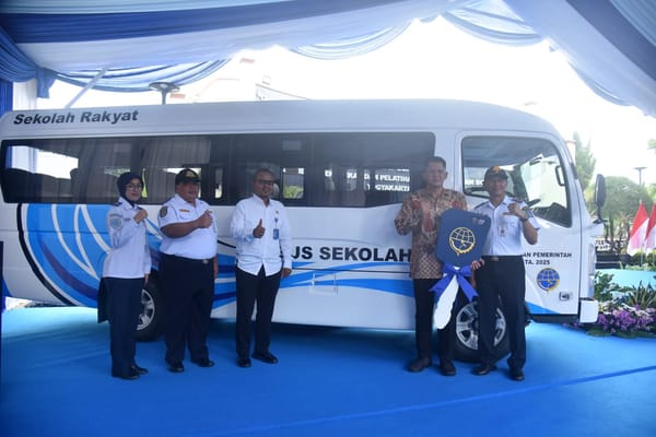 Menhub Serahkan Bantuan Bus Sekolah untuk SRMA 20 Bromonilan Sleman