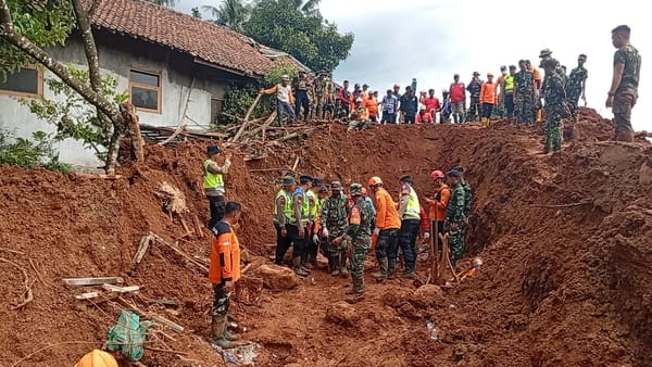 Feature : Ketika Doa Tahlil Terputus oleh Gemuruh dari Bukit Cibeunying