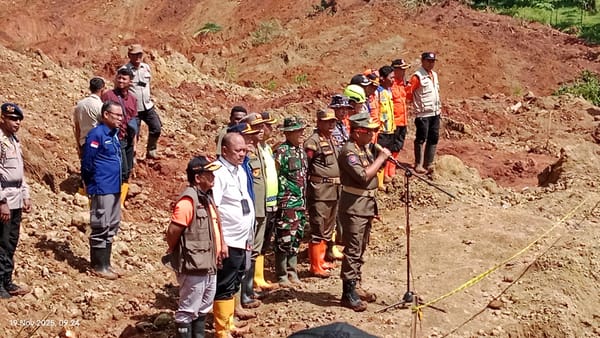 Mendagri Tito Karnavian dan Kepala BMKG Tinjau Lokasi Longsor di Majenang, Cilacap