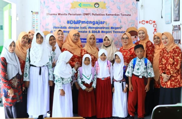 Dharma Wanita Mengajar Oleh DWP Poltekkes Kemenkes Ternate di Sekolah Luar Biasa