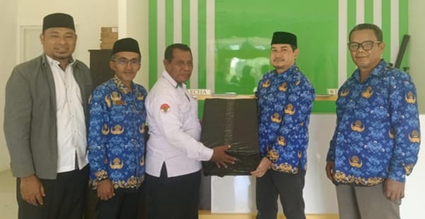 Kemenag Morotai Serahkan Printer PLQ ke KUA Dukung Layanan Administrasi