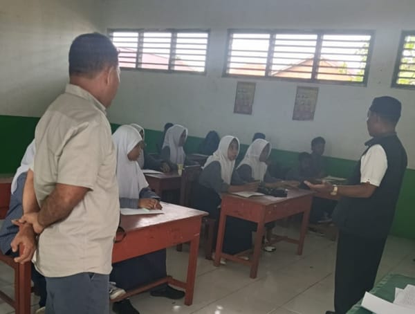 Kasi Penmad Kemenag Kota Ternate Sahdi M. Laher saat mantau pelaksanaan Gerakan Literasa Madrasah (Foto:Kemenag Koter) 