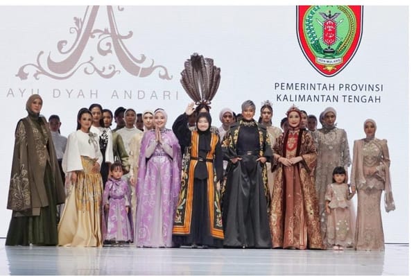 Wastra Kalteng Berkilau di Jakarta Fashion Week 2025, Angkat Filosofi Huma Betang ke Panggung Nasional