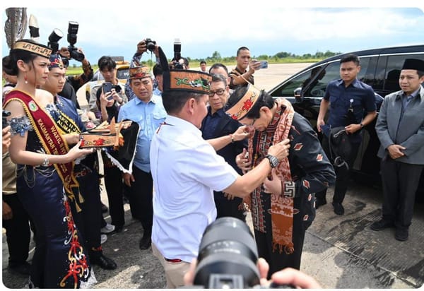 Menag Nasaruddin Umar Disambut Adat Dayak di Palangka Raya, Awali Kunker Dua Hari di Kalteng