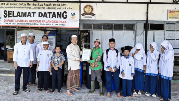 DLH Prov Kalteng Perkuat Kebersihan Panti Asuhan Berkah Lewat Hibah 10 Bak Sampah