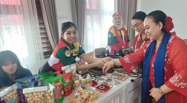 Perempuan Dayak Bangkitkan Ekonomi Kreatif Keluarga Lewat Balanga
