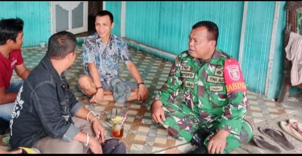 Babinsa Haruyan Jalin Keakraban Lewat Komsos dengan Warga Desa Hapulang