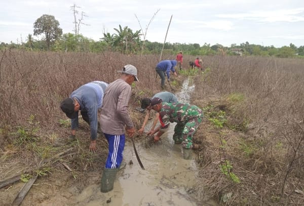 Wujudkan Lingkungan Bersih, Babinsa Koramil 1002-05/Pandawan Gelar Gotong Royong
