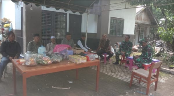 Dekat dengan Rakyat, Babinsa Koramil Batu Benawa Melayat Warga yang Meninggal Dunia