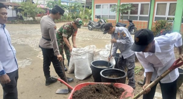 Koramil 1002-01/BAS Dorong Pemanfaatan Pupuk Kompos untuk Tanaman Toga
