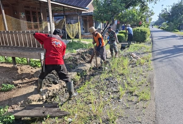 Koramil 1002-05/Pandawan Bersihkan Drainase di Banua Supanggal Hulu Sungai Tengah